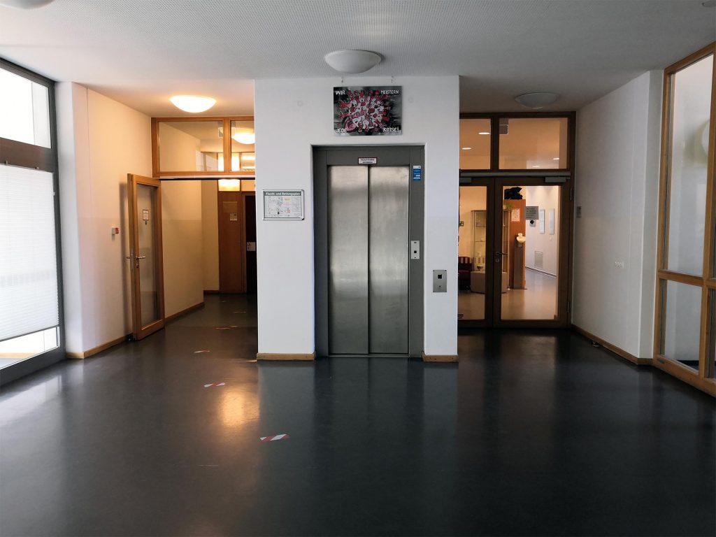 Fahrstuhl und Eingang zum Sekretariat